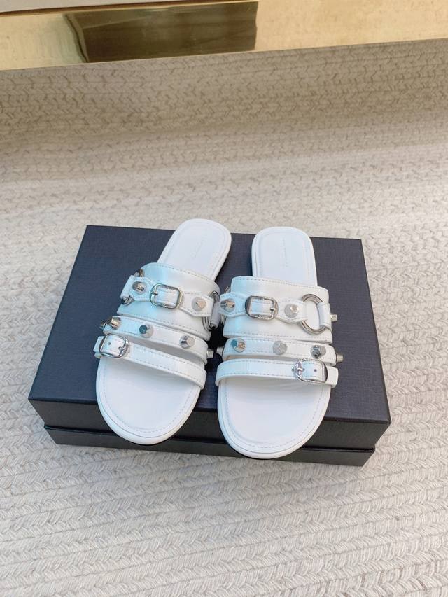 Balenciag*Ss25新款铆钉三带平底凉拖鞋 材质 鞋面：进口牛皮面 内里：进口羊皮里 大底：真皮大底 码数：35-39 34、40定做不退不换
