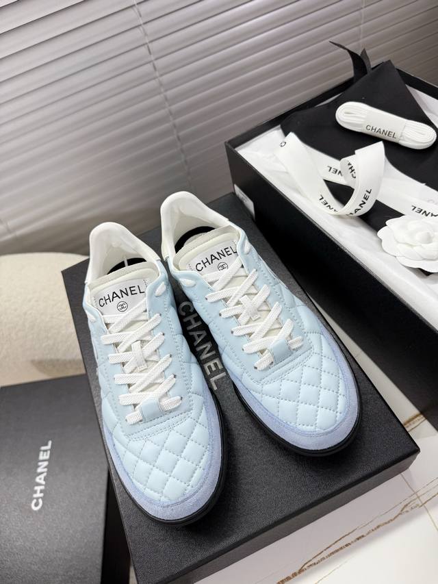 Chanel 奶奶香菱格球鞋，运动鞋，德训鞋，休闲鞋~~ 简约低帮，轻便舒适，菱格真皮风格，营造出年轻活跃的运动氛围 全真皮菱格鞋面，球鞋设计轻装设计，双色运动