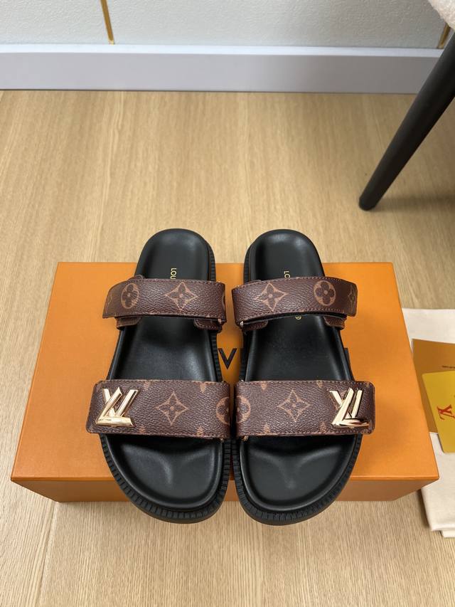 Louis Vuitton 路易威登 2025 L家2025春夏新品 专柜主打春夏最新款老花凉拖鞋系列 驴家经典爆款，本款凉拖鞋细节质感满满，细节再添考究笔触。