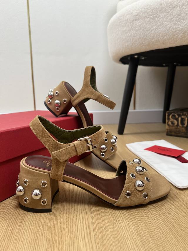 Valentino 华伦天奴 2025 V家2025春夏新品 专柜新款一字带粗跟凉鞋系列 泰裤辣！妥妥神器一枚 中跟设计穿上好看又不会累，深口设计搭配彰显了品牌