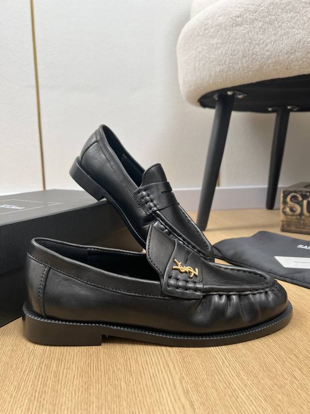 Saint Laurent 圣罗兰 2025 Ysl家2025专柜新款爆款经典乐福小皮鞋系列 小红书力推爆款乐福小皮鞋不管春夏还是秋冬，一双白鞋就可瞬间点亮全身