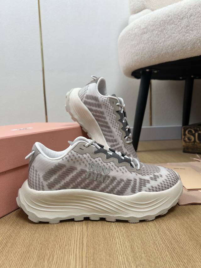 Miumiu缪缪 2025 Miu家2025春夏新品 专柜最新爆款飞织厚底休闲鞋系列 时尚 简约高级 随意搭配 上脚非常轻便舒适 今年主推款 时尚 简约高级 随