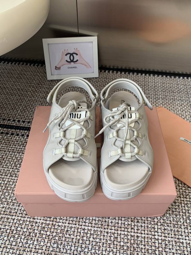 Miumiu 2025Ss新款厚底抽绳凉鞋，一出场便是焦点。被追问无数次的夏日宝藏凉鞋，整双鞋子采购Zp开发打造，全部定制材料，独家开模大底，细节全部对版出货，