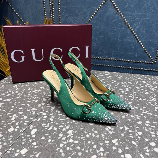 Gucci 古驰系列高跟女鞋 原版1：1开发，精心调制的鞋楦，皮料 特殊材 真丝料按原版开发.扣件细腻到无可挑剔！ ①鞋面：真丝布料 烫钻 ②内里：羊皮 ③大底