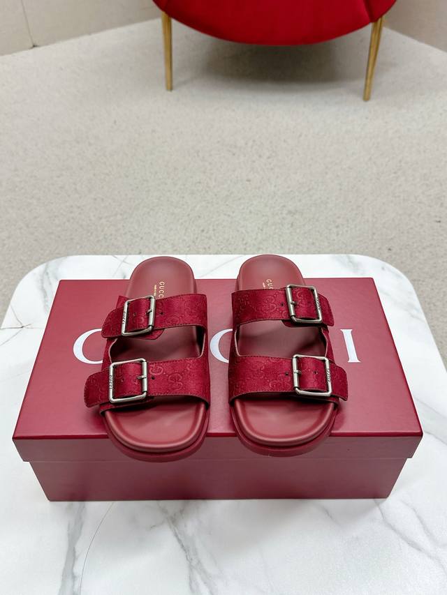 女 男 Gucci 2025早春系列Gg经典老花布沙滩凉鞋由饰经典Gg老花帆布织物面料配双G金属扣作为品牌的标志性象征制作而成打造令人惊艳的作品焕新演绎！ 面料