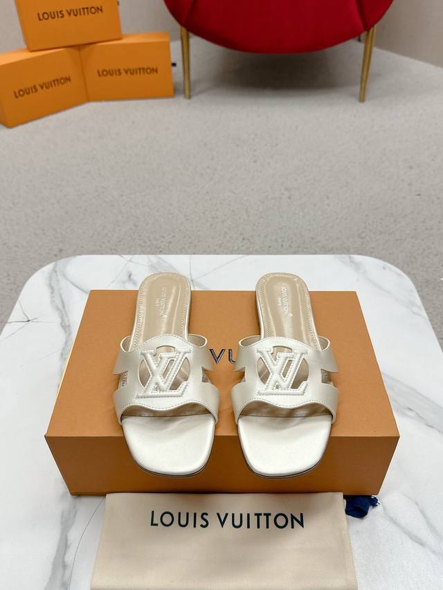 粗跟凉鞋 Lv 路易威登 顶级版本 气场十足女神款，高级感满满，街拍凹造型必备，日常霸总穿搭 时髦精在线 鞋面:进口小牛漆皮 内里:进口羊皮 大底:意大利真皮大