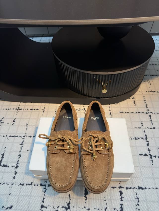 Celine*赛琳2025Ss新款平底复古轻便乐福鞋驾车鞋 网红爆款来袭！各大网红抢先体验、Celine网红Ins种草神器、非常复古风、气场十足单品、设计风格非
