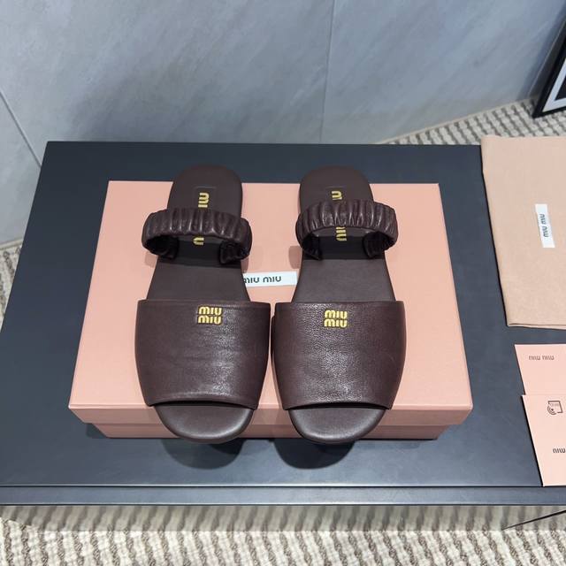 出厂: 独家顶级版本 Miumiu缪缪2025Vs春夏最新走秀爆款凉拖系列 平底横带凉拖 Miumiu秋冬T台走秀网红同款＂造梦不夜城＂，Miumiu能在重要场