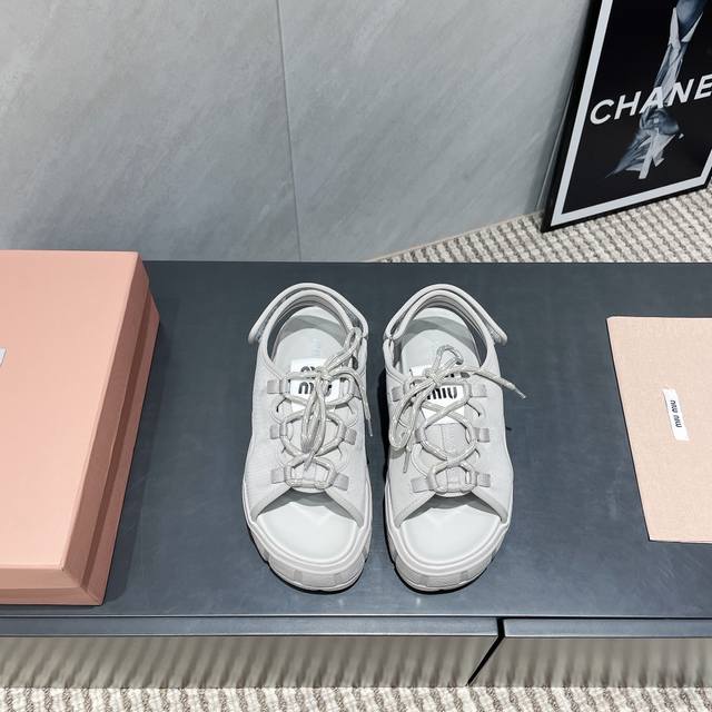 出厂: 独家顶级版本 Miumiu缪缪2025Vs春夏最新走秀爆款凉拖系列 系带厚底凉鞋 Miumiu秋冬T台走秀网红同款＂造梦不夜城＂，Miumiu能在重要场