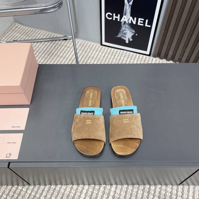 出厂: 独家顶级版本 Miumiu缪缪2025Vs春夏最新走秀爆款凉拖系列 字母厚底凉拖 袜子6个色可选 搭配半脚袜饰以装饰，显得格外的好看时髦，时尚就是个轮回