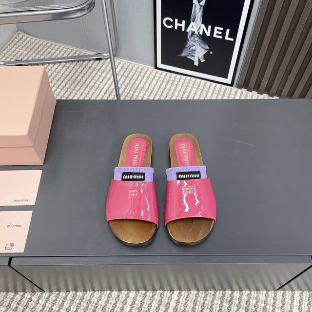 出厂: 独家顶级版本 Miumiu缪缪2025Vs春夏最新走秀爆款凉拖系列 字母厚底凉拖 袜子6个色可选 搭配半脚袜饰以装饰，显得格外的好看时髦，时尚就是个轮回