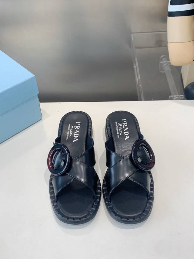 出厂 **Prada 2025春夏新款交叉凉拖鞋来啦！** 最新走秀款，经典升级 舒适度与时髦度双重在线！圆头设计百搭不挑人，无论是慵懒度假风还是都市极简穿搭都