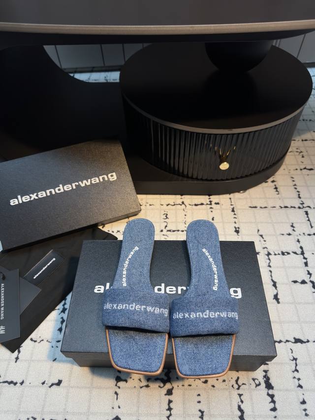 代购级 Alexande* Wang 大王 25Ss 春夏最新款 平底凉拖鞋 个性御姐风 超有质感 爱了爱了 该款设计简约上脚时尚舒服 夏季不可缺少的一款大王呈