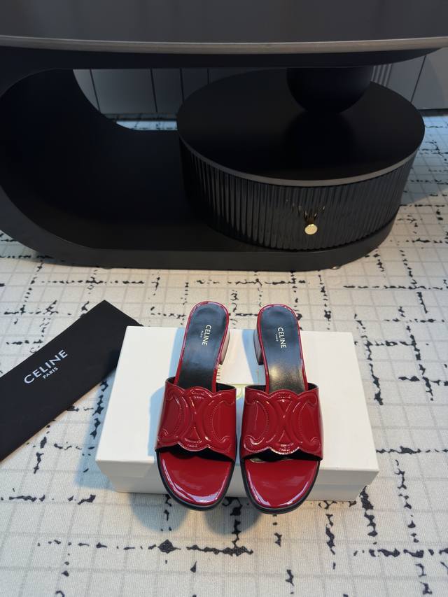 Celine 赛琳早春新款春夏新品凯旋门罗马粗跟拖鞋 非常高级的一款凯旋门设计极具品牌辨识度，超级好看百搭，好少女 鞋面：进口漆皮 内里：进口山羊皮 大底：进口