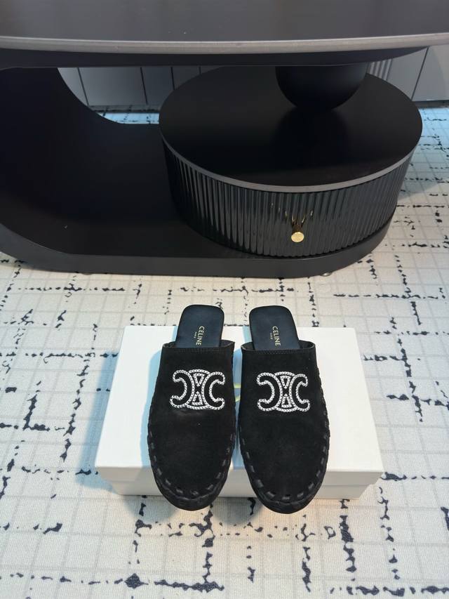 Celine 2025春夏新款刺绣字母包头平底穆勒拖鞋！ 这款拖鞋真的是太美了，光是那个刺绣字母设计就让我心动不已！ 走在街上，回头率绝对爆表！而且它的颜色也超