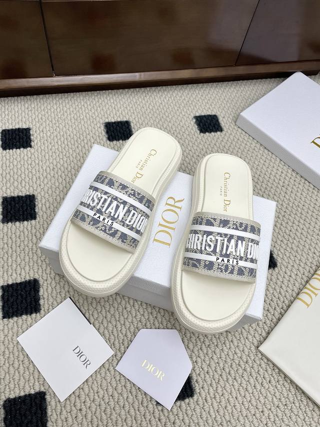 Dior 25Ss新款3D立体滴胶字母拖鞋 夏日沙滩度假必备单品 极简风格轻便舒适 鞋底：原版开模抽真空发泡底 超贴合脚感 鞋面：Kpu材质立体3D感 Size