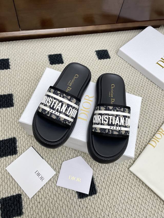 Dior 25Ss新款3D立体滴胶字母拖鞋 夏日沙滩度假必备单品 极简风格轻便舒适 全套专柜同步礼盒包装 鞋底：原版开模抽真空发泡底 超贴合脚感 鞋面：Kpu材