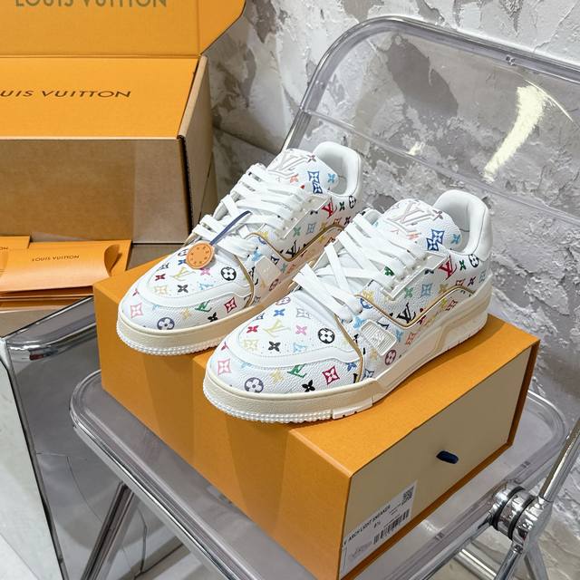 联名款 情侣码# 顶级代购版本 Lv Trainer 情侣限定系列休闲运动篮球鞋 颜值担当 上脚帅炸，每个颜色都是巨巨巨好看！潮人必备单品 原版订制压纹粒面小牛