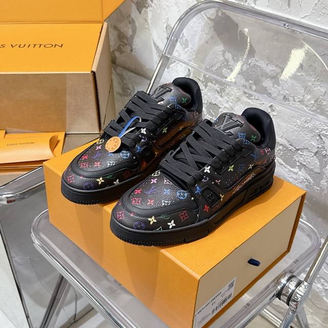联名款 男码# 顶级代购版本 Lv Trainer 情侣限定系列休闲运动篮球鞋 颜值担当 上脚帅炸，每个颜色都是巨巨巨好看！潮人必备单品 原版订制压纹粒面小牛皮