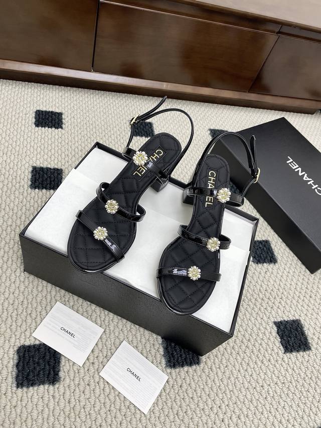 Chanel 25Ss春夏新款山茶花珍珠扣粗跟凉鞋 众多明星网红上脚，国内外博主刷爆的一个百搭系列，春夏衣橱搭配必备 凉拖首选. 鞋面：羊皮 牛漆皮 内里: 进
