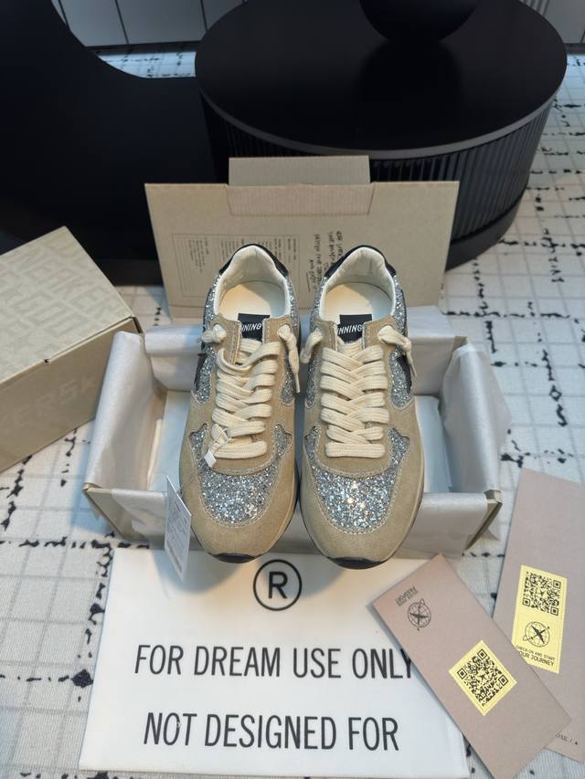代购级 Ggdb／Running Sole Ss新款运动休闲鞋！ Space非常时尚的运动鞋，上脚超级舒适百搭～ 随意搭配牛仔裤‘休闲裤都好好看～潮人必备单品