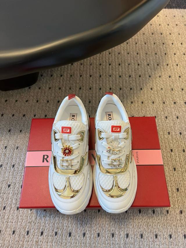 代购级Roger Vivier经典爆款Viv' On The Run 系列钻扣厚底增高运动鞋！ Heel：5Cm 上身秒变大长腿！增高效果满分 本款Viv' O
