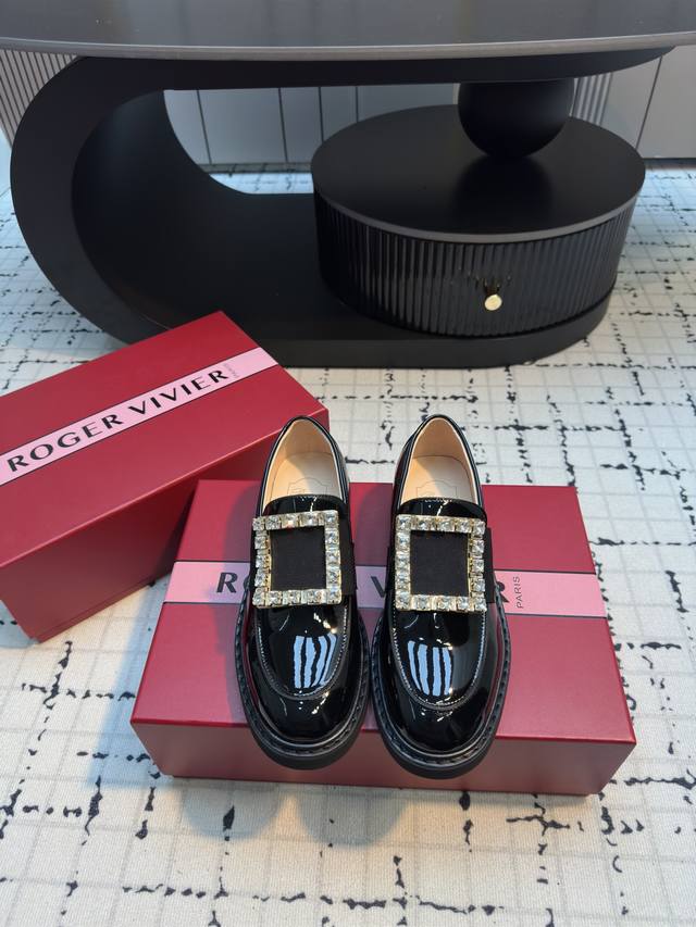 经典乐福鞋 代购品质～出入无压力～品质非常牛逼～升级！升级一直年年再升级～非常轻盈舒适～日常随心混搭任何服饰～搭配裙子 裤子 都超级耐看～不失优雅～永不过时～一