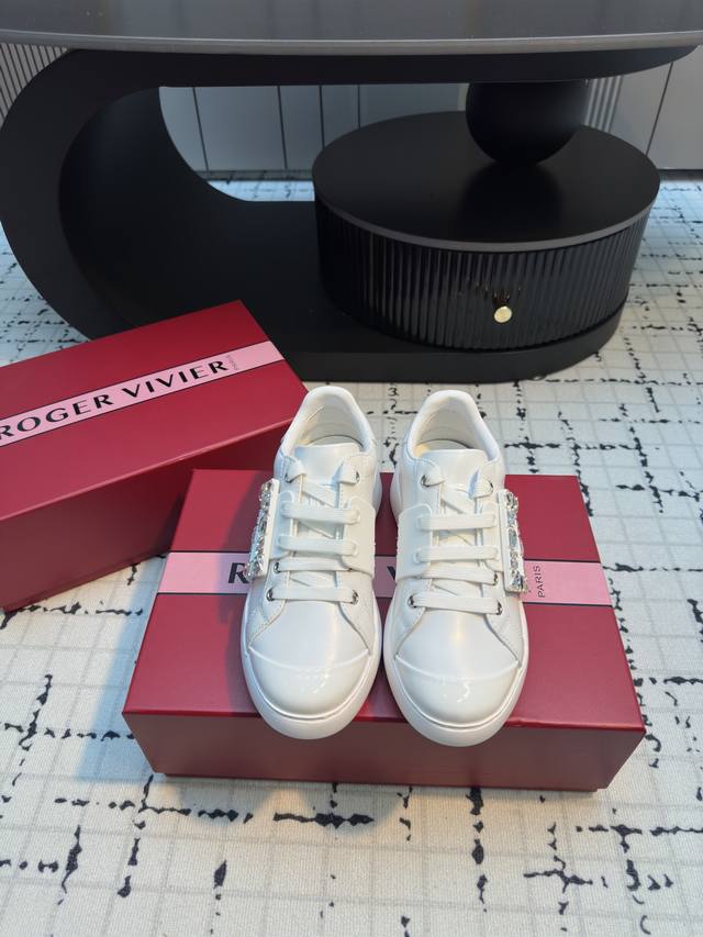 Rv2025新款Viv' Skate皮革方扣厚底运动鞋｜原版购入全套包装代购级别 白色银扣 材质与工艺： 原版纳帕小牛皮 漆皮点缀细节 鞋面闪钻饰扣 金属饰扣