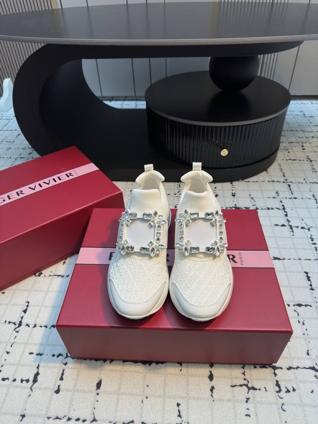 Roger Vivier Viv'run运动系列 致敬经典，大胆突破。繁复的设计让运动与时尚完美融合，取代传统鞋带设计，标志性奥地利施华洛世奇饰扣点缀网状材质鞋