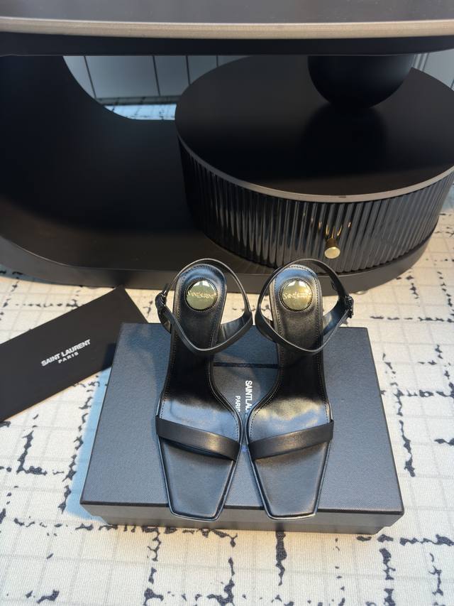 Saint Laurent 25Ss Ysl 一字带凉鞋 上脚特别稳，超跟脚，放心入！鞋跟是重新开模定制的，独家的鞋跟，高度与正品一致区别各种不对版！高级的性感