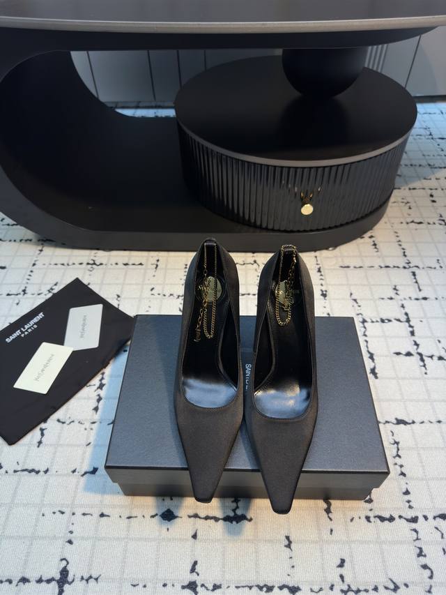 Saint Lauren* Ysl 杨树林新款链条高跟单鞋小姐姐的美丽尤物高跟鞋 优雅迷人性感 女人味十足！ 鞋面真丝+原版开模五金链条 内里垫脚羊皮 意大利真