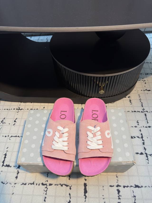 Loewe X Birkenstock 罗意威X勃肯鞋 博肯全鞋 皮革绒面双扣时尚休闲平底鞋 牛皮绒面革质地柔软搭配可调节鞋扣提升穿着舒适度⑤ 人体工学设计分散