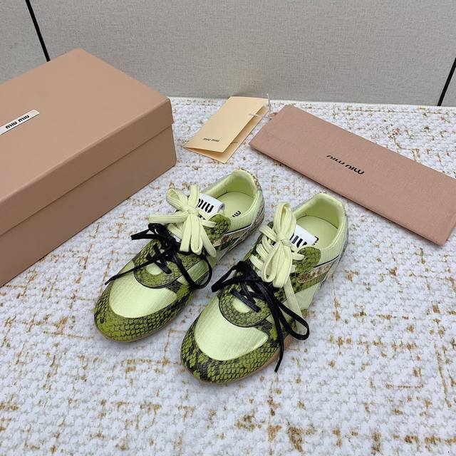 出厂 高版本 Miu Miu缪缪 25 春夏新款Gymnasium 系列 绒面革 系带 低帮 德训 生活休闲鞋 秀场工艺来自Miu Miu系列的细节特写 新季的