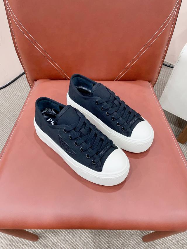 Prad* 普拉达24Ss秋冬厚底球鞋 帆布鞋 科技帆布最新黑科技 相隔几年Prada又给我们带来好看的饼干鞋了 时髦精绝对不能错过的必入款，没有任何繁杂装饰，