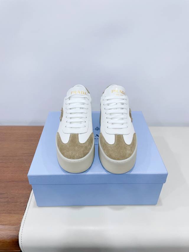 Prad* P家25Ss春季休闲鞋系列 厚底牛皮休闲鞋 原版1:1定制，今年最潮的三角标一脚蹬英伦风复古情侣小白鞋，众多网红上脚，这款鞋，牛皮拼色，注塑三角字母