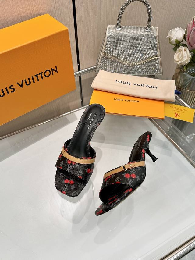 代购级 、Louis Vuitton 2025款官网系列！完美楦型、新元素装饰更显优雅气质、上脚舒适好看、女人味十足、时尚百搭、新原版倒模楦型，极致1:1形体，