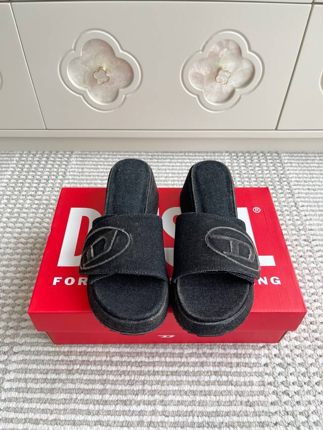 Diesel 小众潮牌25Ss春夏新款 丹宁牛仔 水洗牛仔布 魔术贴 厚底拖鞋 Diesel秉持着品牌创始人Renz0 Ross0从创立之初建立的品牌哲学：激情