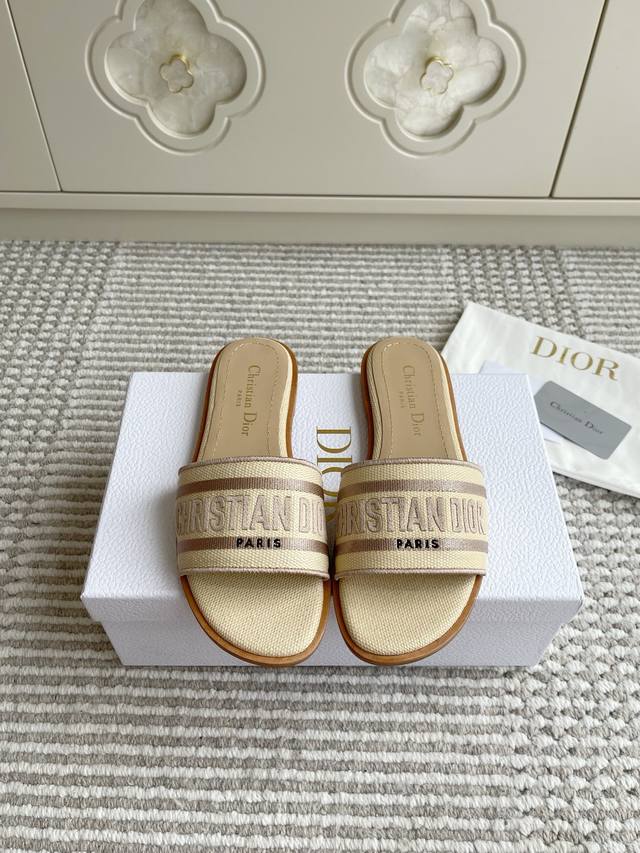 Dior迪奥2025新品Dway刺绣平底凉拖鞋 顶级品质 原版定制3D立体刺绣 内里垫脚牛皮 幸运星真皮大底 Size：35-40 40、41、42定制