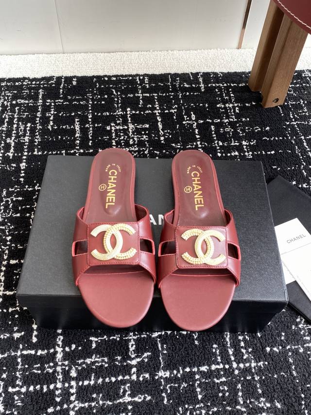 代购级 Chanel 小香 25Ss 春夏新品度假 羊皮 懒人拖 小香的一款全新设计 鞋面搭配双C五金装饰 简约百搭上脚超级美的 怎么看都超美 鞋面：采用进口羊