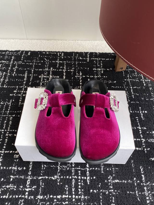 代购级 Roger Vivier Rv 25Ss春夏博肯 真软木潮流时尚 钻扣 休闲 包头拖 人体工程学设计符合脚形的脚床，软木材质穿着超级轻便舒适，楦形线条优