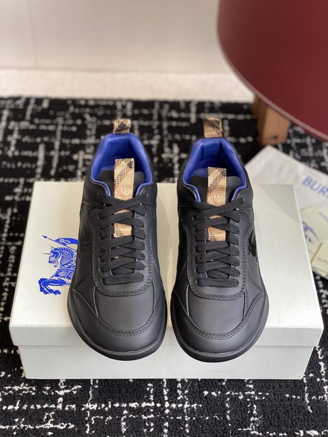 代购级 Burberry 25Ss 最新 运动鞋出货了，男款 简约又超好看的 Box 鞋！ 意大利精制运动鞋，选用光滑小牛皮面料打造 点缀马术骑士徽标 Ekd