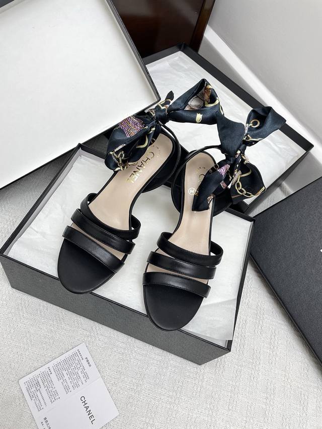 Chanel小香25 A春夏新款丝巾凉鞋 专柜品质 每年必入的经典款之一！设计 更加彰显和品味～所有材质都根据原版定制！购入正品开发。万能百搭神器，夏日沙滩,耐