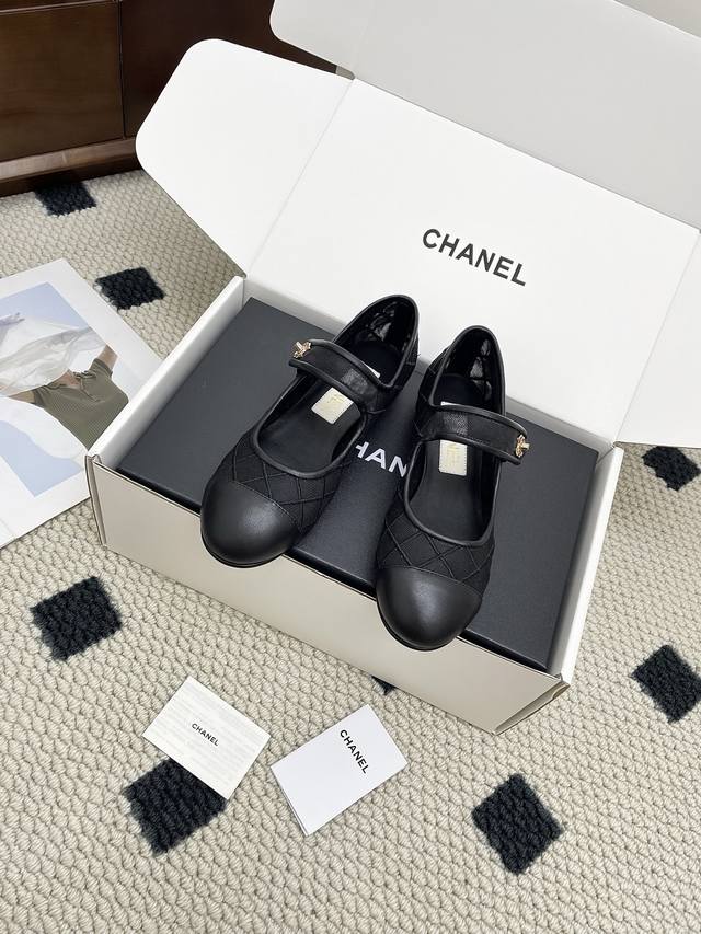 三色飞机盒版本 Chanel香奈儿25Ss新款平底一字带菱格网面玛丽珍单鞋 众多明星网红上脚，国内外博主刷爆的一个百搭系列，春夏衣橱搭配必备 凉拖首选.菱格设计