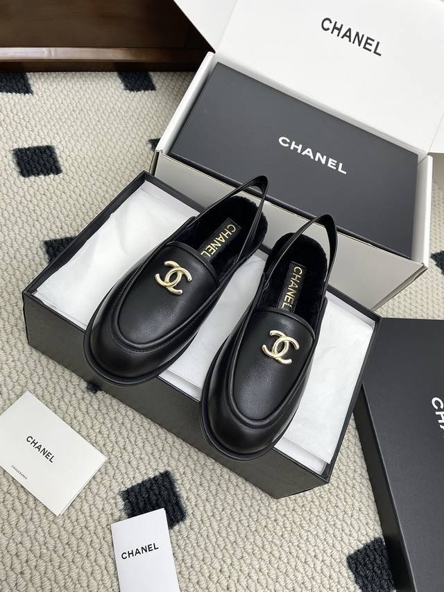 飞机盒版本 Chanel 25A 小香25早秋 新款 后空毛毛鞋 麂皮鞋面，皮毛一体内里，舒适度可见一斑呀 穿起来可可爱爱的 吧，意大利进口牛皮底 艰巨造型感和