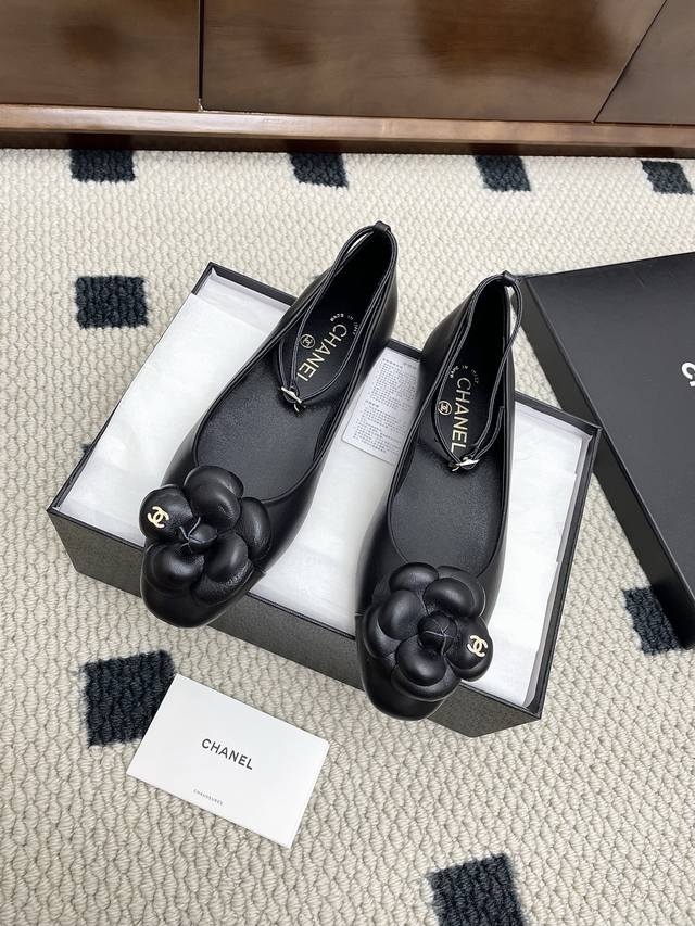 代购级Chanel 香奈儿 25Ss夏季新款山茶花平底单鞋凉鞋 鞋面：进牛皮 内里: 羊皮 大底：原版意大利透染真皮大底 Size：#35-41 40 41订做