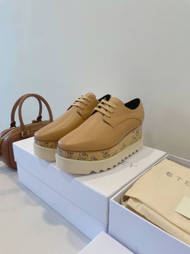 Stellamccartney 寻遇明媚的爱随风感受心跳，纯素Elyse 实木厚底鞋，轻快弧度悠荡怡然氛围，步履之间回响心跳节拍！ 纯手工手绘，专业化工油漆，不