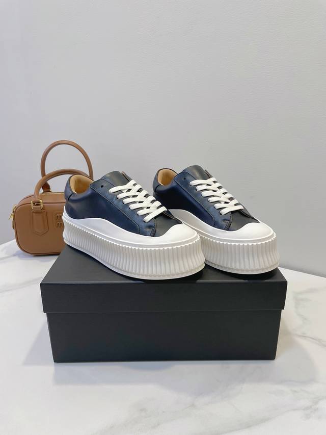 Jil Sander 吉尔森达 极简的风格 往往最深入人心 颇受欢迎。 简约的调性越来越符合大众审美的美状 这款Js饼干鞋 四季的主打款式之一，柜价大概3K左右