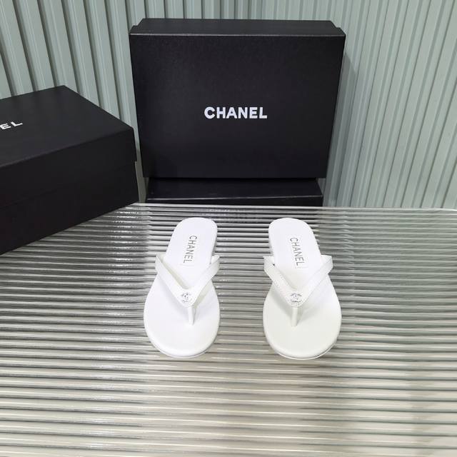Chanel 25A New Arrival～ 小香25早秋手工坊 新品 羊皮人字拖 极简的视觉，点缀迷你双C钻扣，就是好看 全羊皮，鞋底意大利进口牛皮底 Si