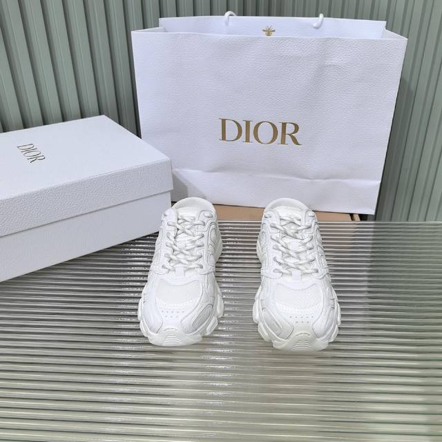 情侣款 Dior迪奥Chrono经典色+25新配色 这款 Dior Chrono 运动鞋以 Dior 的风格重新演绎跑步鞋。网面搭配皮革效果镶片，两边的Cd标志