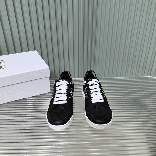 薄底款 Dior 迪奥25春夏意Star 运动鞋为经典单品，经久不衰的设计别具一格。采用白色网眼织物精心制作，侧面饰以黑色 Cd 标志和星星图案，鞋舌点缀以 C